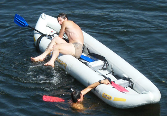 надувний байдарка Аврора довольно остойчивая на воде