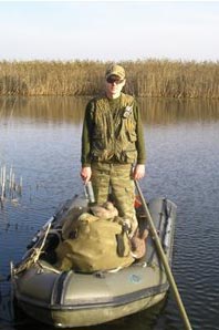 в охотничьей човні можно стоять і перемещаться
